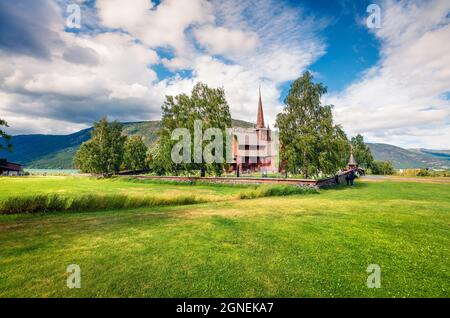 Magnifique vue d'été sur l'église de la rive de LOM (LOM Stavkyrkje). Scène matinale ensoleillée de la campagne norvégienne, centre administratif de la municipalité de LOM - F. Banque D'Images