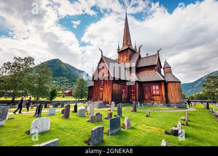 Vue pittoresque de l'église de la rive de LOM (LOM Stavkyrkje). Scène matinale ensoleillée de la campagne norvégienne, centre administratif de la municipalité de LOM Banque D'Images