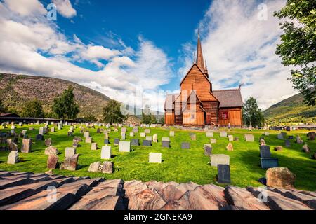 Splendide vue d'été sur l'église de la rive de LOM (LOM Stavkyrkje). Scène matinale ensoleillée de la campagne norvégienne, centre administratif de la municipalité de LOM - F. Banque D'Images