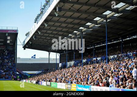 Portsmouth fans pendant le Sky Bet League un match entre Portsmouth et Cambridge United à Fratton Park , Portsmouth , Royaume-Uni - 18 septembre 2021 usage éditorial seulement. Pas de merchandising. Pour les images de football, les restrictions FA et Premier League s'appliquent inc. Aucune utilisation Internet/mobile sans licence FAPL - pour plus de détails, contactez football Dataco Banque D'Images