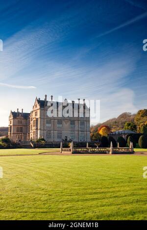 L'impressionnant jardin avec fontaine de la Maison de Montacute, une demeure élisabéthaine avec jardin près de Yeovil, Somerset, Angleterre, Royaume-Uni Banque D'Images