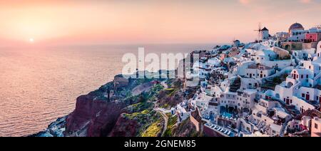 Panorama impressionnant en soirée sur l'île de Santorini. Pittoresque coucher de soleil de printemps sur la célèbre station grecque Oia, Grèce, Europe. Concept de voyage backgroun Banque D'Images