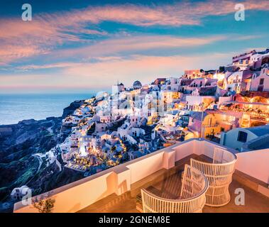 Vue impressionnante en soirée sur l'île de Santorini. Pittoresque coucher de soleil de printemps sur la célèbre station grecque Oia, Grèce, Europe. Présentation du concept de déplacement. A Banque D'Images