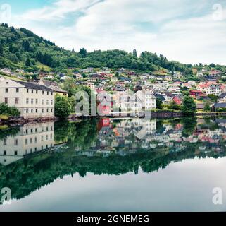 Vue estivale brumeuse sur le village de Norheimsund, situé sur le côté nord du Hardangerfjord. Belle scène matinale en Norvège, Europe. Instagram fil Banque D'Images