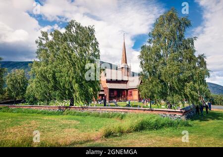 Splendide vue d'été sur l'église de la rive de LOM (LOM Stavkyrkje). Scène matinale ensoleillée de la campagne norvégienne, centre administratif de la municipalité de LOM - F. Banque D'Images