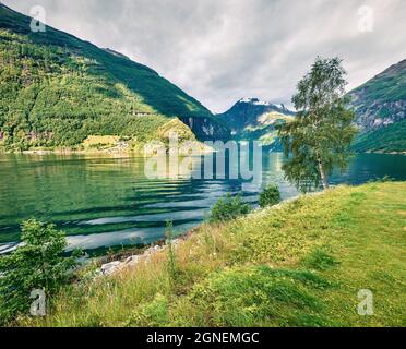 Scène estivale lumineuse du fjord Sunnylvsfjorden. Vue pittoresque du matin sur l'ouest de la Norvège, Europe. Présentation du concept de déplacement. Mode de filtre Instagram. Banque D'Images