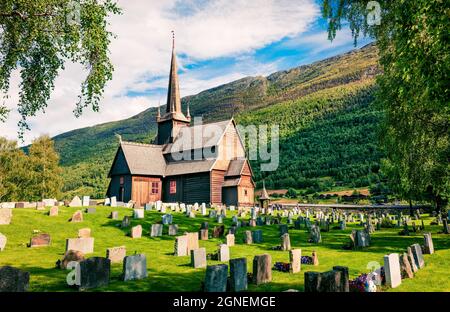 Magnifique vue d'été sur l'église de la rive de LOM (LOM Stavkyrkje). Scène matinale ensoleillée de la campagne norvégienne, centre administratif de la municipalité de LOM - Banque D'Images