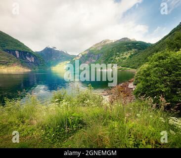 Scène estivale lumineuse du fjord Sunnylvsfjorden. Vue pittoresque du matin sur l'ouest de la Norvège, Europe. Présentation du concept de déplacement. Mode de filtre Instagram. Banque D'Images