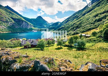 Scène estivale passionnante du port de Geiranger, Norvège occidentale. Vue ensoleillée sur le fjord Sunnylvsfjorden. Présentation du concept de déplacement. Mode de filtre Instagram. Banque D'Images