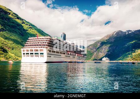 Magnifique scène estivale du port de Geiranger, Norvège occidentale. Vue splendide sur le fjord Sunnylvsfjorden. Présentation du concept de déplacement. Style artistique post proc Banque D'Images