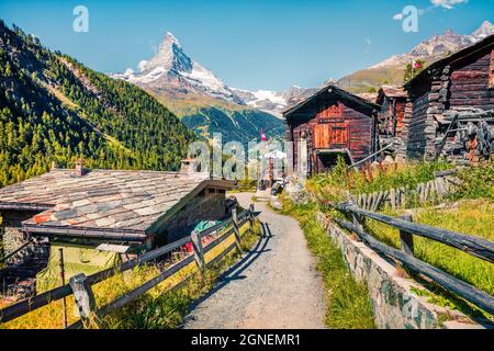 Matin d'été ensoleillé à Zermatt Matterhorn (village avec Monte Cervino, Mont Cervin) Sommet de backgroud. Belle scène en plein air dans les Alpes suisses, en Valais Banque D'Images