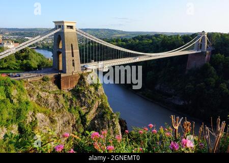 Pont suspendu de Clifton au-dessus de la gorge Avon et de la rivière Avon peu avant le coucher du soleil à Bristol, Angleterre Banque D'Images