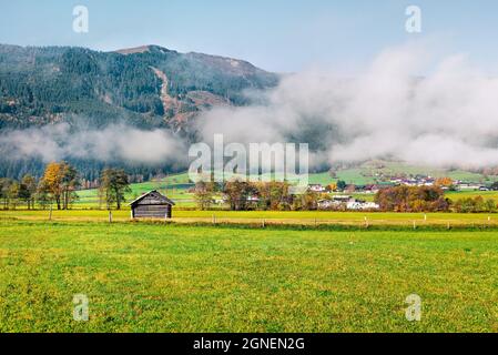 Vue matinale ensoleillée sur le village de Mitterhofen dans le quartier de Zell am See, dans l'État autrichien de Salzbourg. Scène automnale colorée des Alpes, Autriche, UE Banque D'Images