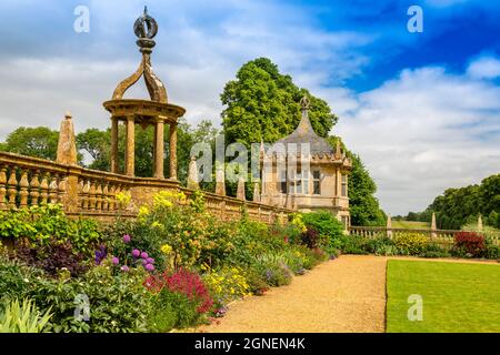 Une frontière colorée et un belvédère en pierre à côté de la pelouse est à Montacute House, un manoir élisabéthain avec jardin près de Yeovil, Somerset, Angleterre, Royaume-Uni Banque D'Images