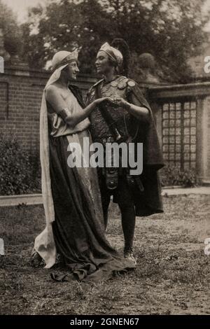 Femme joue le rôle masculin principal d'Énée en 1929, représentation amateur de 'Dido et Énées' par les élèves et le personnel de la North London Collegiate School, dans le domaine de canons Mansion, Londres, Angleterre, Royaume-Uni. Photographie vintage. Banque D'Images