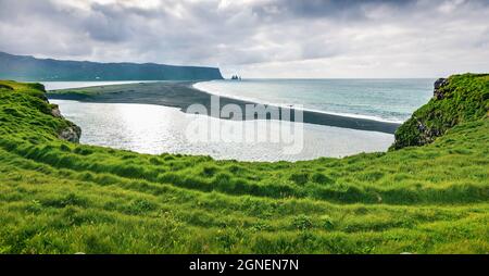 Magnifique panorama d'été sur la plage de Kirkjufjara. Splendide scène extérieure des falaises de Reynisdrangar de la péninsule de Dyrholaey dans l'océan Atlantique. Islandais du Sud Banque D'Images