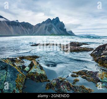 Scène estivale spectaculaire du promontoire de Stokksnes sur la côte islandais du sud-est. Belle vue en soirée sur l'Islande, l'Europe. Mode de filtre Instagram. Banque D'Images