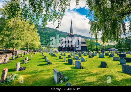 Vue d'été captivante de l'église de la rive de LOM (LOM Stavkyrkje). Scène matinale ensoleillée de la campagne norvégienne, centre administratif de la municipalité de LOM Banque D'Images