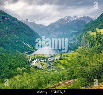 Pittoresque scène estivale du port de Geiranger, Norvège occidentale. Vue aérienne en soirée sur le fjord Sunnylvsfjorden. Présentation du concept de déplacement. Fichier Instagram Banque D'Images