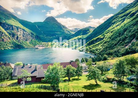 Belle scène d'été du port de Geiranger, Norvège occidentale. Vue ensoleillée sur le fjord Sunnylvsfjorden. Présentation du concept de déplacement. Mode de filtre Instagram. Banque D'Images