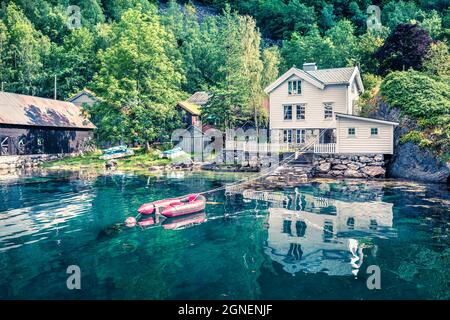 Scène estivale lumineuse de la ville de Geiranger, Norvège occidentale. Vue splendide sur le fjord Sunnylvsfjorden. Présentation du concept de déplacement. Mode de filtre Instagram. Banque D'Images