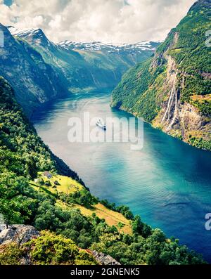 Pittoresque scène estivale du fjord Sunnylvsfjorden, village de Geiranger, Norvège occidentale. Vue aérienne des célèbres chutes d'eau de Seven Sisters. Beauté Banque D'Images