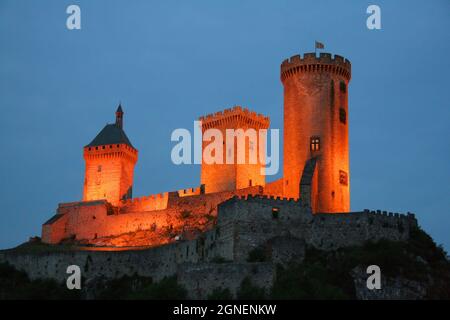 Le château de Foix illuminait l'orange au crépuscule à Foix, Ariège, Pyrénées, Occitanie, France Banque D'Images