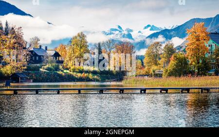 Scène automnale colorée du lac Altausseer See. Vue matinale ensoleillée sur le village d'Altaussee, quartier de Liezen en Styrie, Autriche. Beauté de la campagne co Banque D'Images