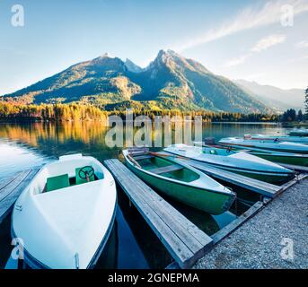 Belle scène d'automne du lac Hintersee. Vue matinale colorée sur les Alpes bavaroises à la frontière autrichienne, Allemagne, Europe. Concept de voyage backgroun Banque D'Images