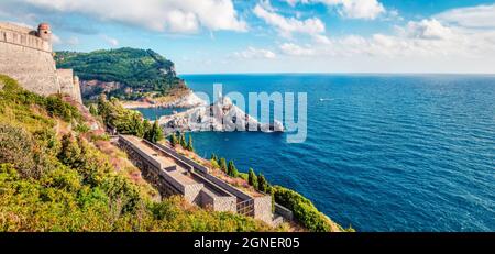 Panorama ensoleillé le matin de l'église Saint-Pierre dans la ville de Portovenere. Paysage marin pittoresque de printemps de la mer Méditerranée, Ligurie, province de la Spezia, I Banque D'Images