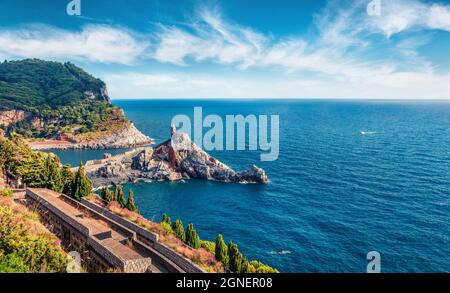 Une incroyable scène matinale de l'église Saint-Pierre dans la ville de Portovenere. Paysage marin pittoresque de printemps de la mer Méditerranée, Ligurie, province de la Spezia, IT Banque D'Images