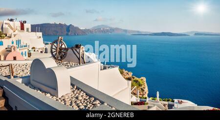 Panorama lumineux le matin sur l'île de Santorin. Magnifique vue sur le printemps de la célèbre station grecque Fira, Grèce, Europe. Présentation du concept de déplacement. Artistique Banque D'Images