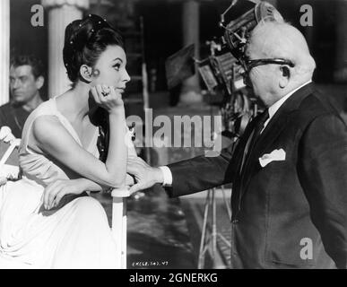 JOAN COLLINS sur le set Candid avec le Président du 20ème siècle Fox SPYROUS P. SKOURAS (avec RICHARD EGAN en arrière-plan) pendant le tournage d'ESTHER ET LE ROI 1960 réalisateur RAOUL WALSH Italie-Etats-Unis de coproduction Galatea film / Titanus / XX siècle Fox Banque D'Images