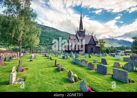 Splendide vue d'été sur l'église de la rive de LOM (LOM Stavkyrkje). Scène matinale ensoleillée de la campagne norvégienne, centre administratif de la municipalité de LOM - F. Banque D'Images