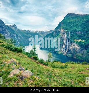 Magnifique scène estivale du fjord Sunnylvsfjorden, village de Geiranger, Norvège occidentale. Vue aérienne des célèbres chutes d'eau de Seven Sisters. Beauté de n Banque D'Images