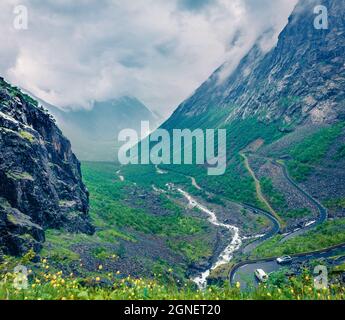 Vue d'été sombre sur la route de montagne Trollstigen. Impressionnante scène matinale de la campagne norvegienne en juin. Présentation du concept de déplacement. Instagram fi Banque D'Images