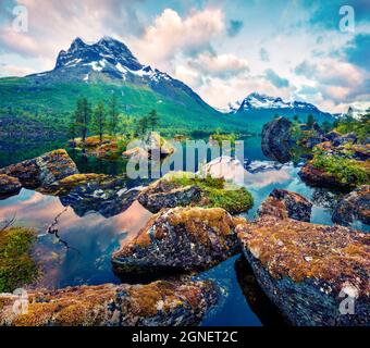 Lever de soleil spectaculaire en été sur le lac Innerdalsvatna. Impressionnant matin scène de la Norvège, l'Europe. Beauté de la nature concept fond. Beauté de la nature conc Banque D'Images