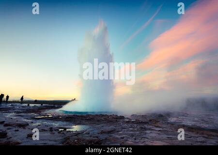 L'éruption du Grand Geysir se trouve dans la vallée de Haukadalur, sur les pentes de la colline de Laugarfjall. Tôt le matin dans le sud-ouest de l'Islande, en Europe. Beauté de nat Banque D'Images