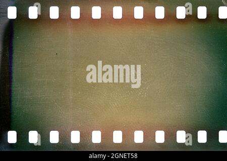 Texture ou surface poussiéreuse et rugueuse du film 35 mm. Film perforé isolé sur fond blanc. Banque D'Images