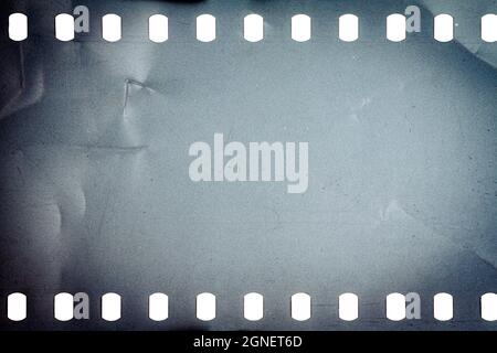 Texture ou surface poussiéreuse et rugueuse du film 35 mm. Film perforé isolé sur fond blanc. Banque D'Images