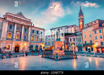 Vue fantastique en soirée sur la place Tartini dans la vieille ville de Piran. Splendide coucher de soleil de printemps en Slovénie, en Europe. Présentation du concept de déplacement. Belle méditation Banque D'Images