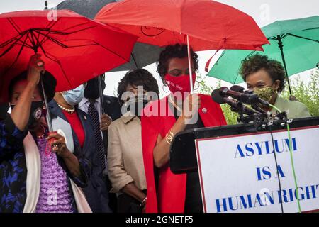 Washington DC, États-Unis. 25 septembre 2021. La représentante des États-Unis Sheila Jackson-Lee (démocrate du Texas), à gauche, la représentante des États-Unis Maxine Waters (démocrate de la Californie), deuxième de gauche, la représentante des États-Unis Yvette Clarke (démocrate de New York), deuxième de droite, Et la Représentante américaine Barbara Lee (démocrate de Californie), à droite, tiennent une conférence de presse sur le traitement des immigrants haïtiens à la frontière américaine, devant le Capitole des États-Unis à Washington, DC, Etats-Unis, le mercredi 22 septembre, 2021. Photo de Rod Lamkey / CNP/ABACAPRESS.COM crédit: Abaca Press/Alay Live News Banque D'Images