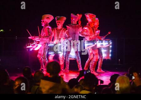 Weymouth, Dorset, Royaume-Uni. 24 septembre 2021. Défilez dans les rues de Weymouth à Dorset, sous la direction des batteurs Worldbeaters, avec la marionnette Dundu dans le cadre du festival des arts de la scène. Crédit photo : Graham Hunt/Alamy Live News Banque D'Images