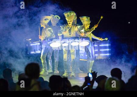 Weymouth, Dorset, Royaume-Uni. 24 septembre 2021. Défilez dans les rues de Weymouth à Dorset, sous la direction des batteurs Worldbeaters, avec la marionnette Dundu dans le cadre du festival des arts de la scène. Crédit photo : Graham Hunt/Alamy Live News Banque D'Images