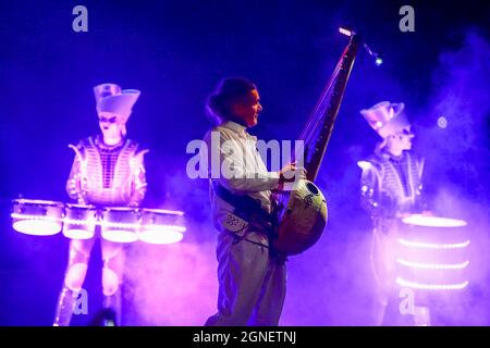 Weymouth, Dorset, Royaume-Uni. 24 septembre 2021. Défilez dans les rues de Weymouth à Dorset, sous la direction des batteurs Worldbeaters, avec la marionnette Dundu dans le cadre du festival des arts de la scène. Crédit photo : Graham Hunt/Alamy Live News Banque D'Images