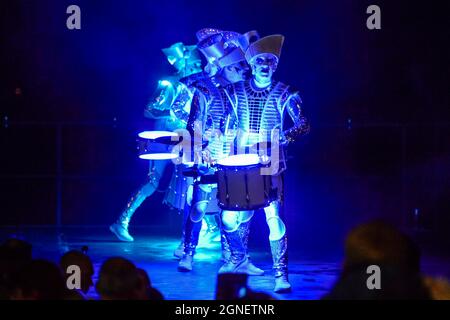 Weymouth, Dorset, Royaume-Uni. 24 septembre 2021. Défilez dans les rues de Weymouth à Dorset, sous la direction des batteurs Worldbeaters, avec la marionnette Dundu dans le cadre du festival des arts de la scène. Crédit photo : Graham Hunt/Alamy Live News Banque D'Images