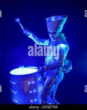 Weymouth, Dorset, Royaume-Uni. 24 septembre 2021. Défilez dans les rues de Weymouth à Dorset, sous la direction des batteurs Worldbeaters, avec la marionnette Dundu dans le cadre du festival des arts de la scène. Crédit photo : Graham Hunt/Alamy Live News Banque D'Images