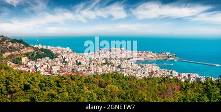 Vue panoramique sur la ville de Kavala, le principal port maritime de l'est de la Macédoine et la capitale de l'unité régionale de Kavala. Grèce, Europe. Beau printemps s Banque D'Images
