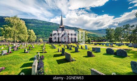 Belle vue d'été de l'église de la rive de LOM (LOM Stavkyrkje). Scène matinale ensoleillée de la campagne norvégienne, centre administratif de la municipalité de LOM - Banque D'Images