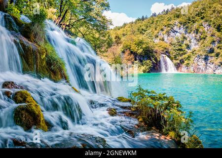 Superbe vue du matin sur la chute d'eau pure du parc national de Plitvice. Scène de printemps colorée de forêt verte avec lac bleu. Vue sur la campagne lumineuse Banque D'Images